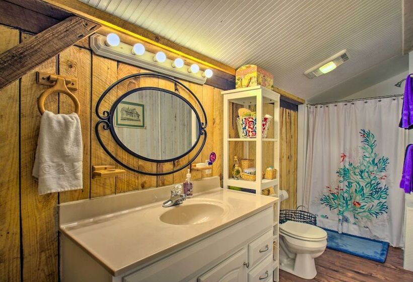 Charming Lakefront Cabin: Fish, Hike & More!