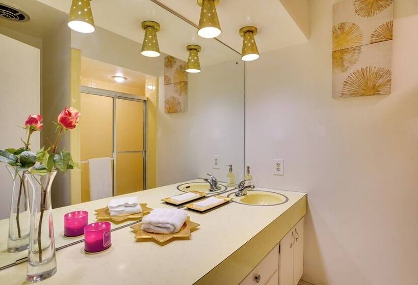 Charming Mid Century House   Just Steps To Lake!