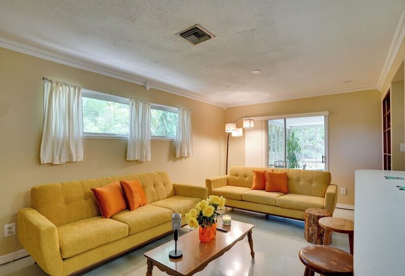 Charming Mid Century House   Just Steps To Lake!