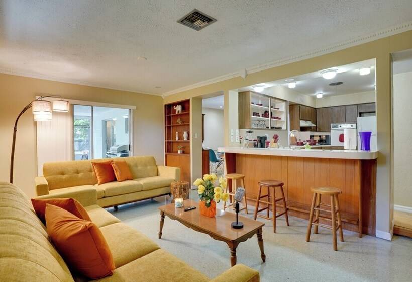 Charming Mid Century House   Just Steps To Lake!