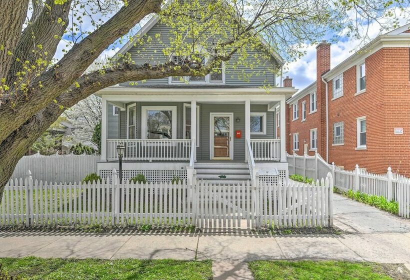 Oak Park Home W/ Fire Pit   5 Mi To Garfield Park!