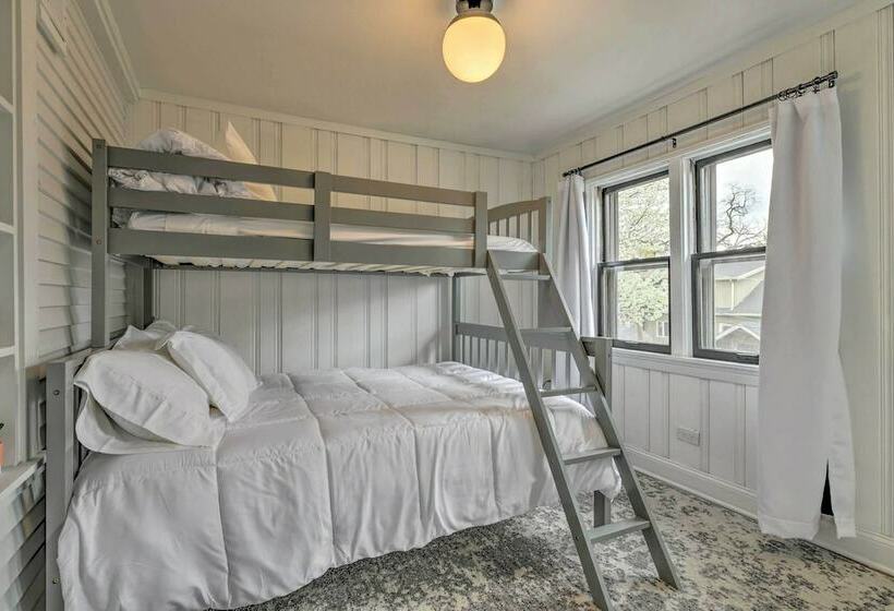 Oak Park Home W/ Fire Pit   5 Mi To Garfield Park!