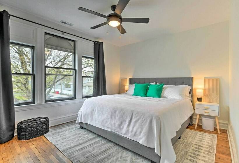 Oak Park Home W/ Fire Pit   5 Mi To Garfield Park!