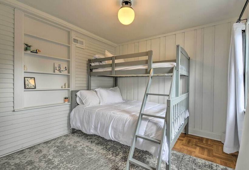 Oak Park Home W/ Fire Pit   5 Mi To Garfield Park!