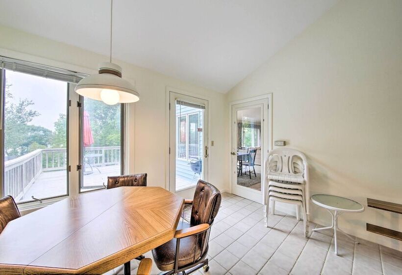 Charming Retreat W/ Deck ~ 4 Mi From Casco Bay!