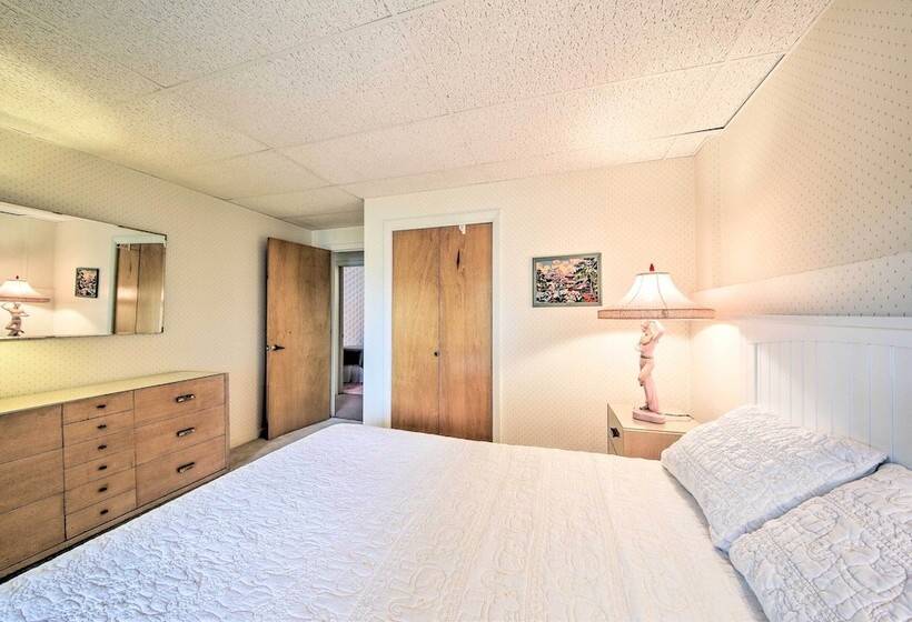 Charming Retreat W/ Deck ~ 4 Mi From Casco Bay!