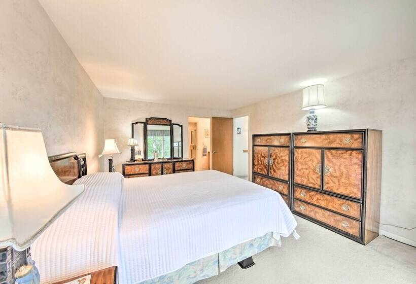 Charming Retreat W/ Deck ~ 4 Mi From Casco Bay!