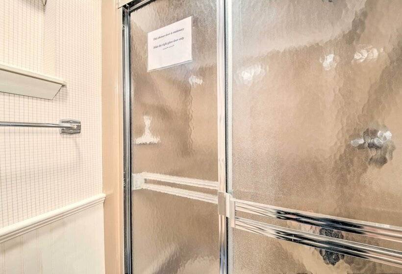 Charming Retreat W/ Deck ~ 4 Mi From Casco Bay!