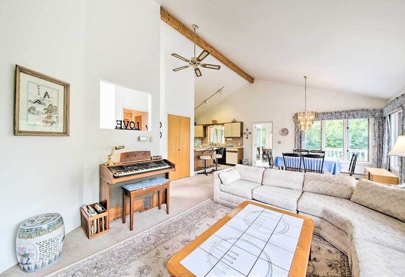 Charming Retreat W/ Deck ~ 4 Mi From Casco Bay!