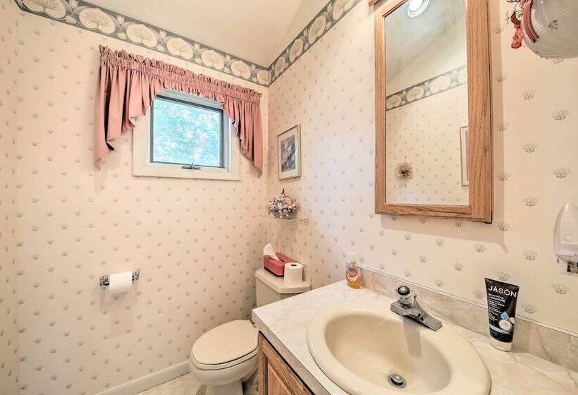 Charming Retreat W/ Deck ~ 4 Mi From Casco Bay!