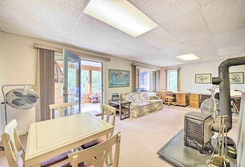 Charming Retreat W/ Deck ~ 4 Mi From Casco Bay!