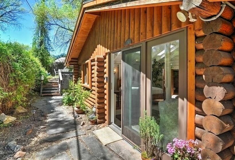 Charming Santa Fe Studio Cabin W/ Patio & Yard!