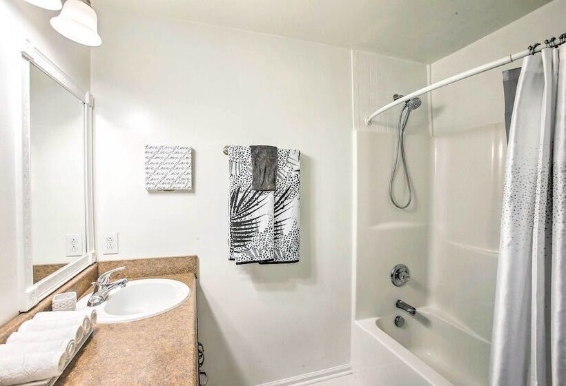 Charming Springfield Escape W/ Furnished Deck