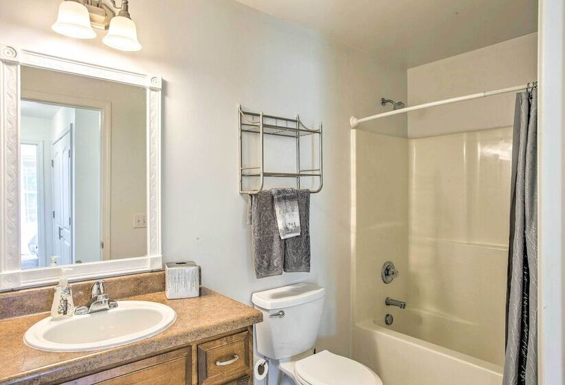 Charming Springfield Escape W/ Furnished Deck
