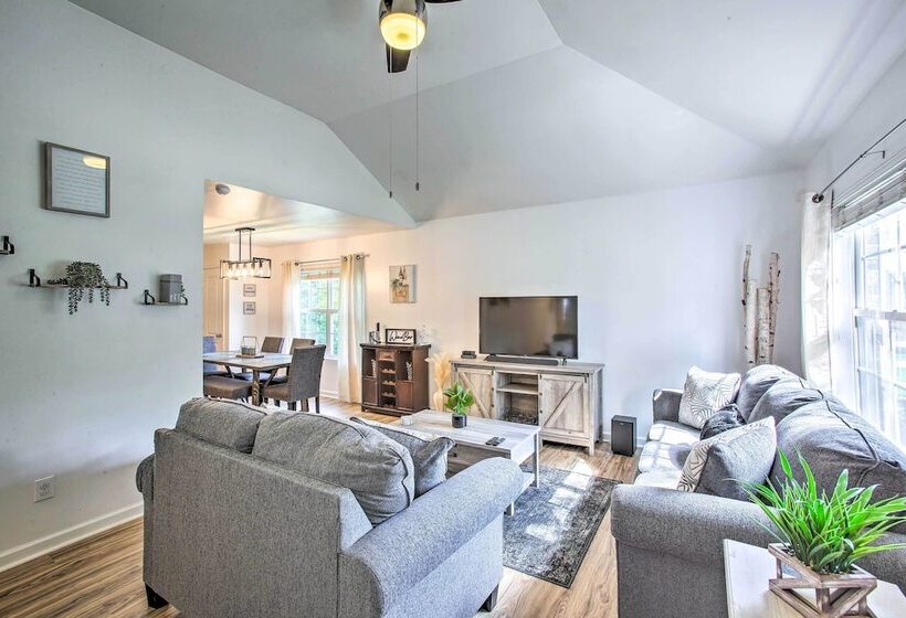Charming Springfield Escape W/ Furnished Deck