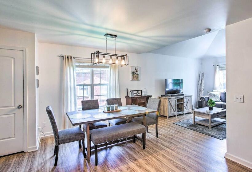 Charming Springfield Escape W/ Furnished Deck