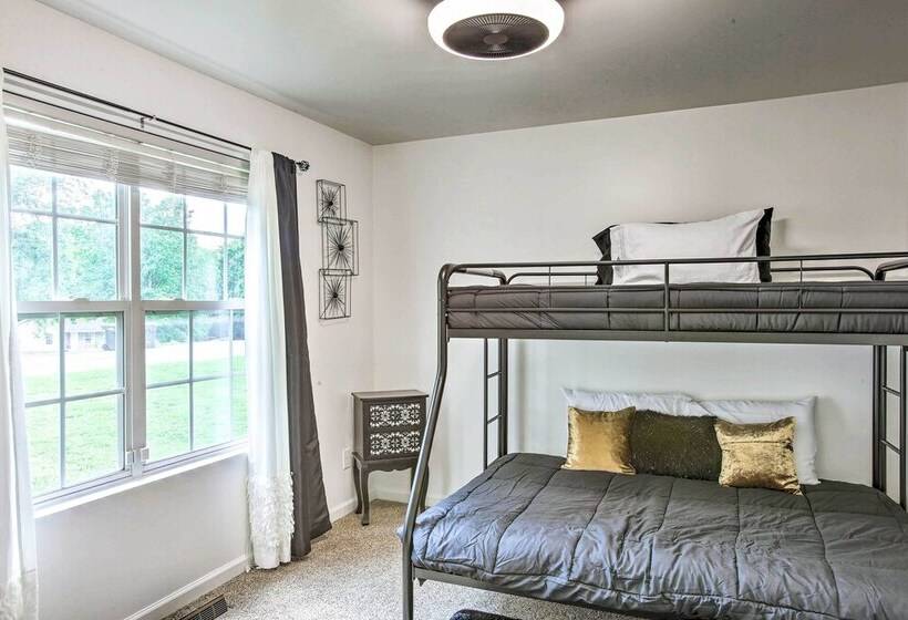 Charming Springfield Escape W/ Furnished Deck