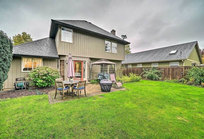 Charming Vancouver Home   Patio & Fire Pit!
