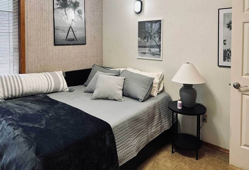 Charming Vancouver Home   Patio & Fire Pit!