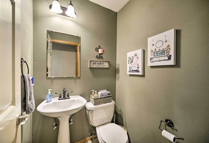 Charming Vancouver Home   Patio & Fire Pit!