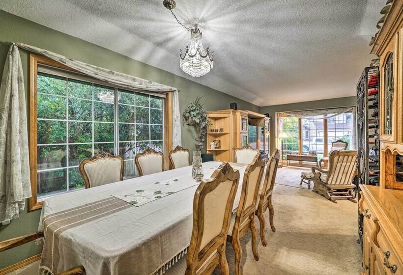 Charming Vancouver Home   Patio & Fire Pit!