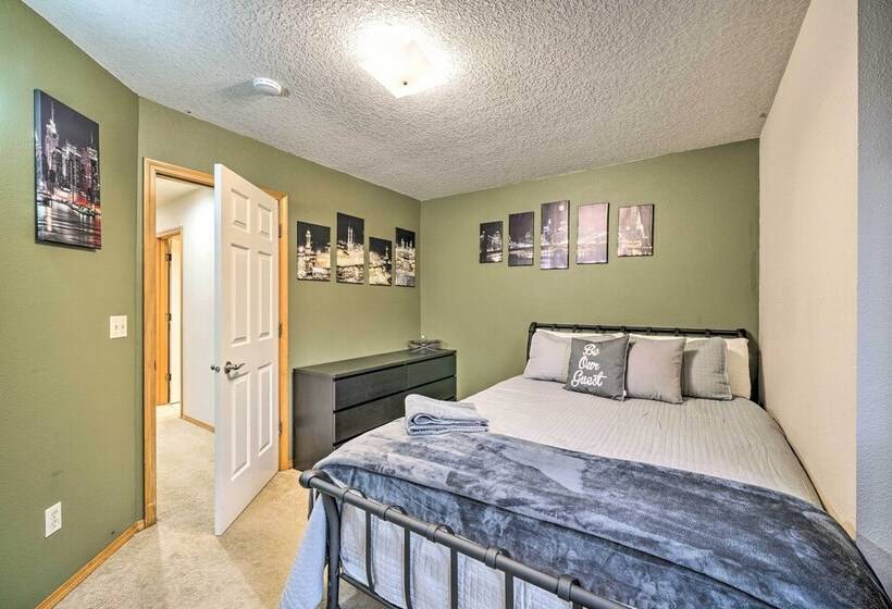 Charming Vancouver Home   Patio & Fire Pit!