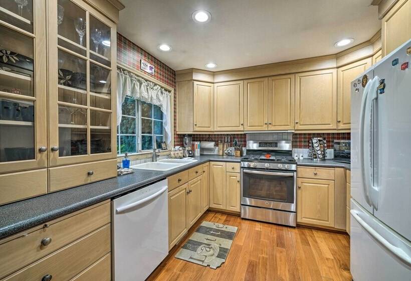 Charming Vancouver Home   Patio & Fire Pit!