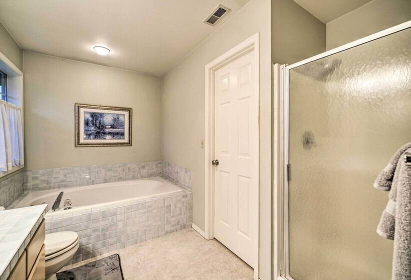 Charming Vancouver Home   Patio & Fire Pit!