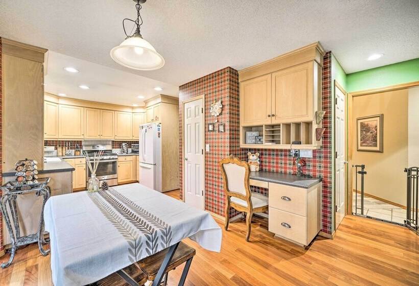 Charming Vancouver Home   Patio & Fire Pit!