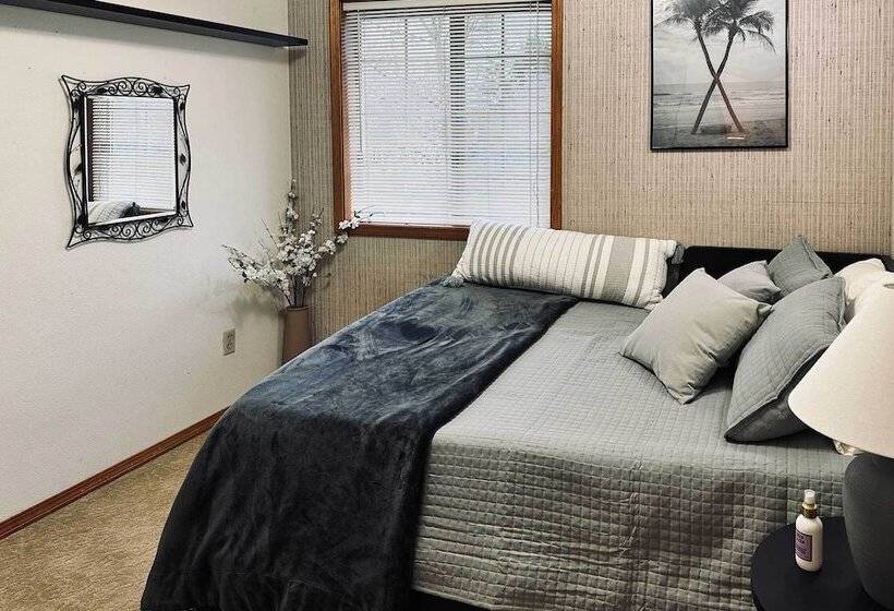 Charming Vancouver Home   Patio & Fire Pit!