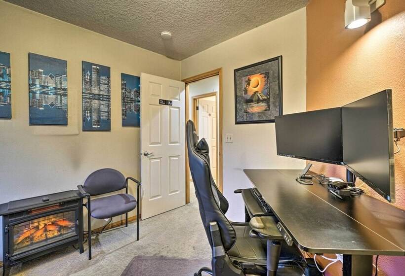 Charming Vancouver Home   Patio & Fire Pit!