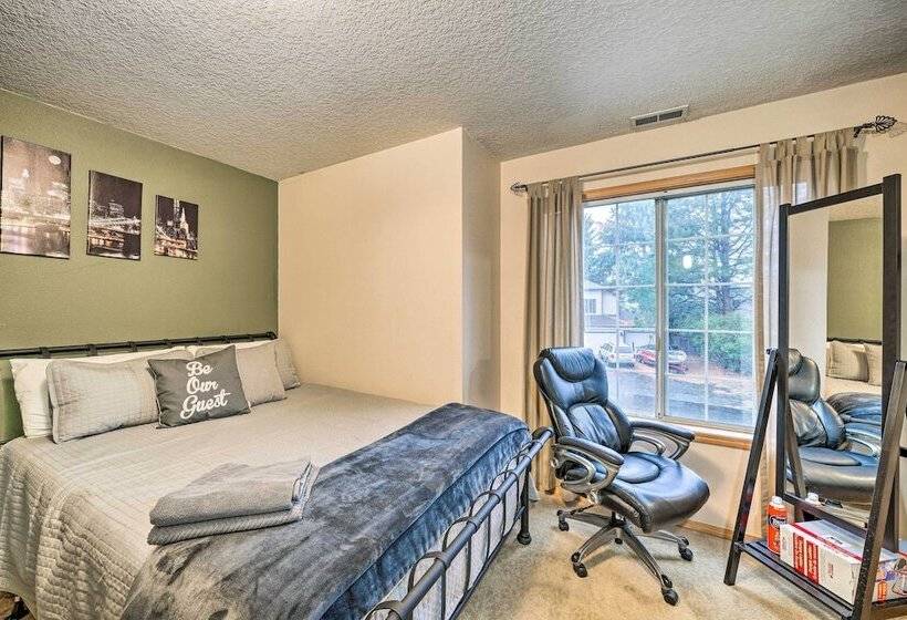 Charming Vancouver Home   Patio & Fire Pit!