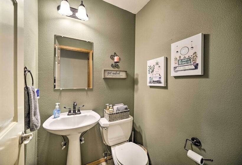 Charming Vancouver Home   Patio & Fire Pit!