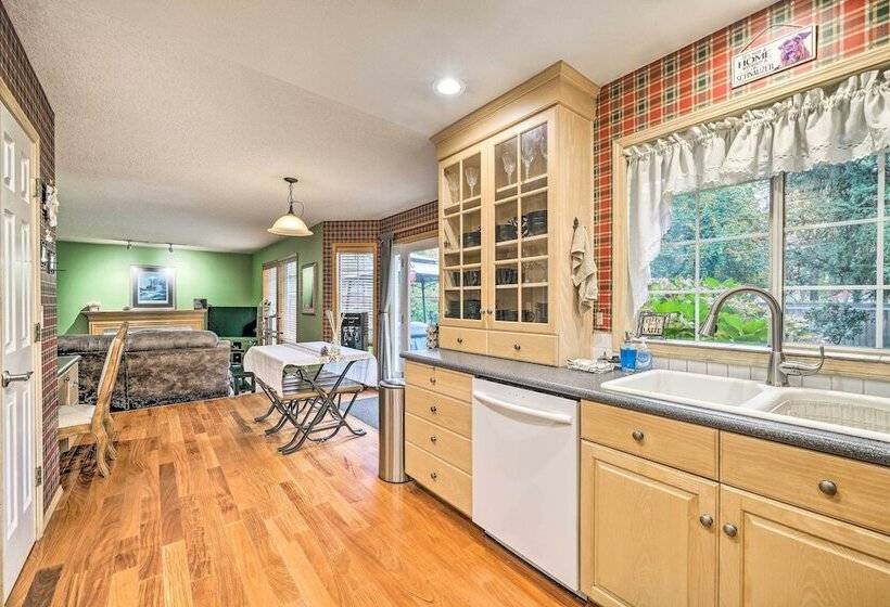 Charming Vancouver Home   Patio & Fire Pit!