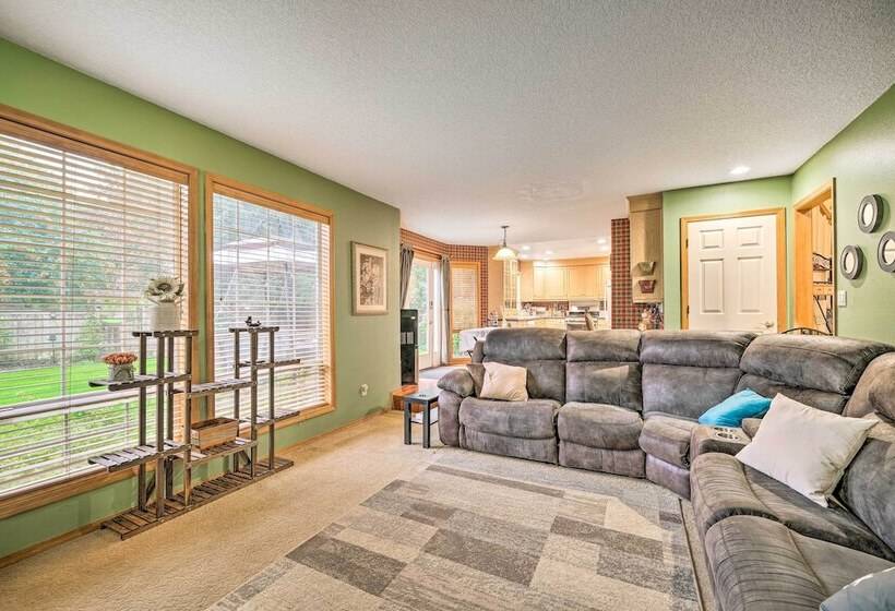 Charming Vancouver Home   Patio & Fire Pit!