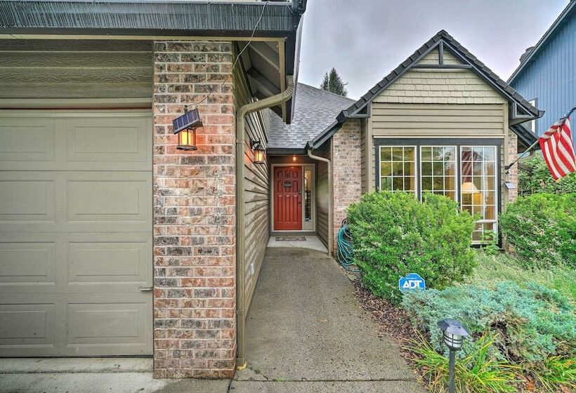 Charming Vancouver Home   Patio & Fire Pit!