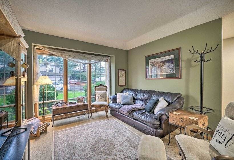 Charming Vancouver Home   Patio & Fire Pit!