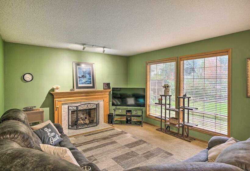 Charming Vancouver Home   Patio & Fire Pit!