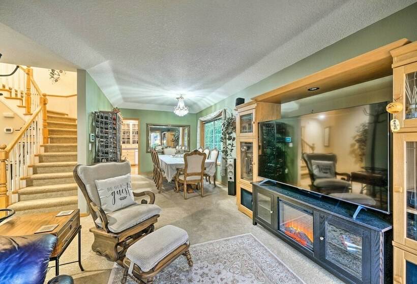 Charming Vancouver Home   Patio & Fire Pit!