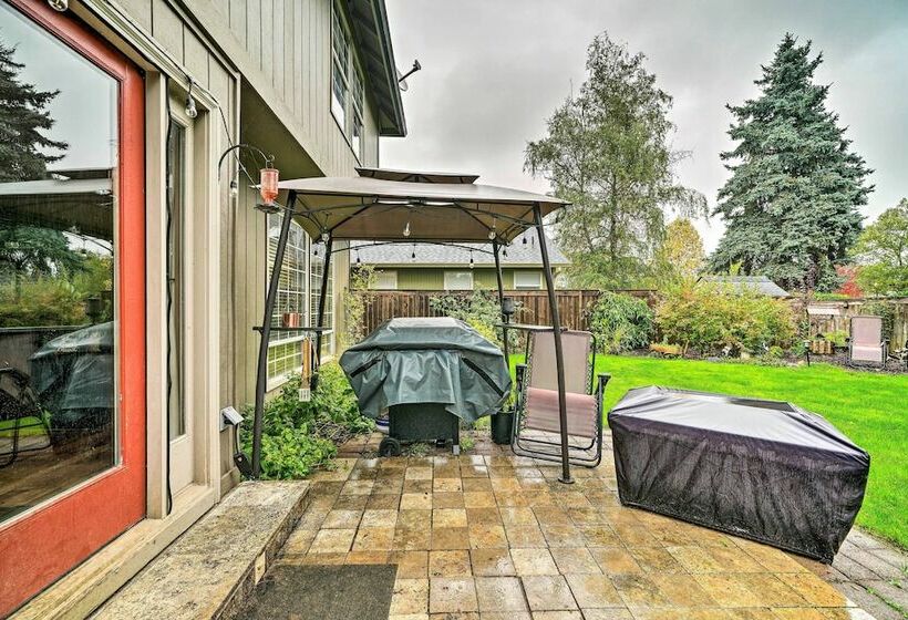 Charming Vancouver Home   Patio & Fire Pit!