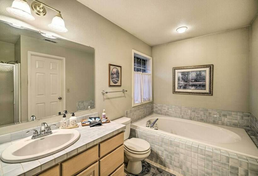 Charming Vancouver Home   Patio & Fire Pit!