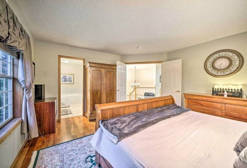 Charming Vancouver Home   Patio & Fire Pit!