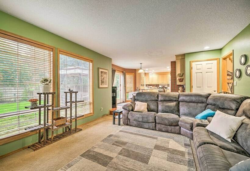 Charming Vancouver Home   Patio & Fire Pit!