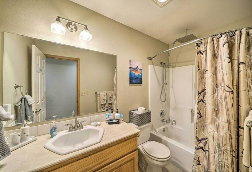 Charming Vancouver Home   Patio & Fire Pit!