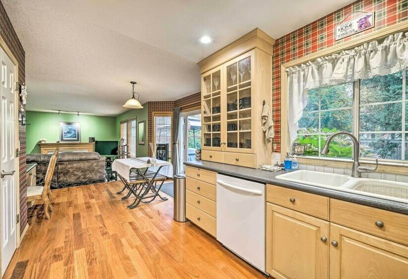 Charming Vancouver Home   Patio & Fire Pit!