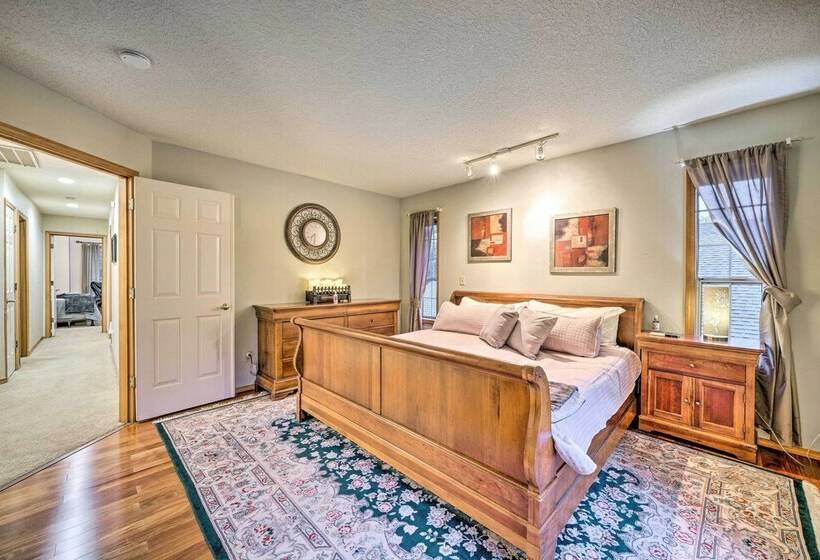 Charming Vancouver Home   Patio & Fire Pit!