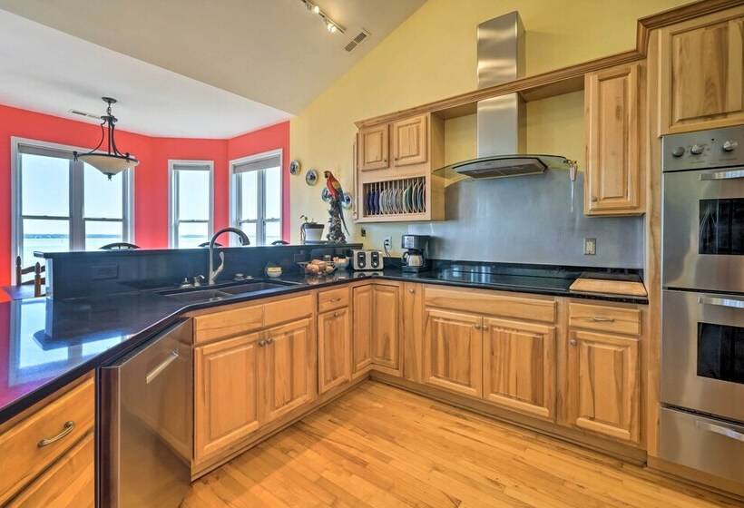 Charming Waterfront Home: Fish, Boat + More!