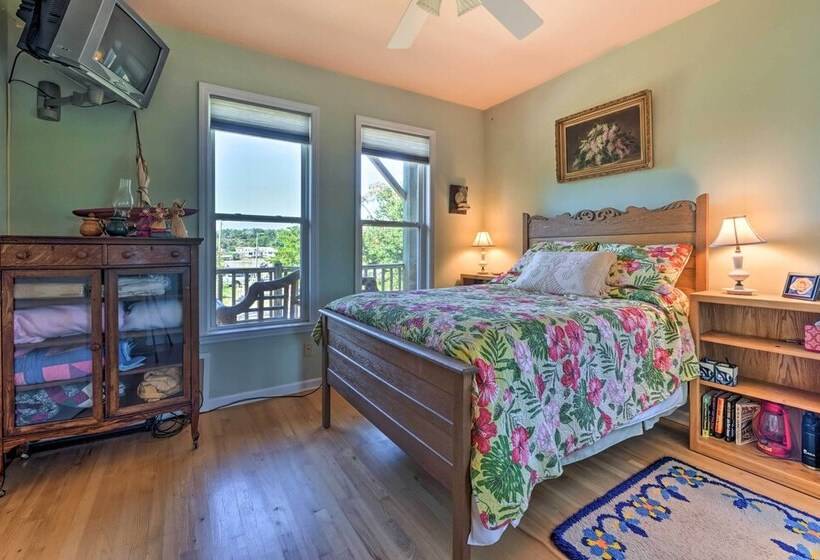 Charming Waterfront Home: Fish, Boat + More!