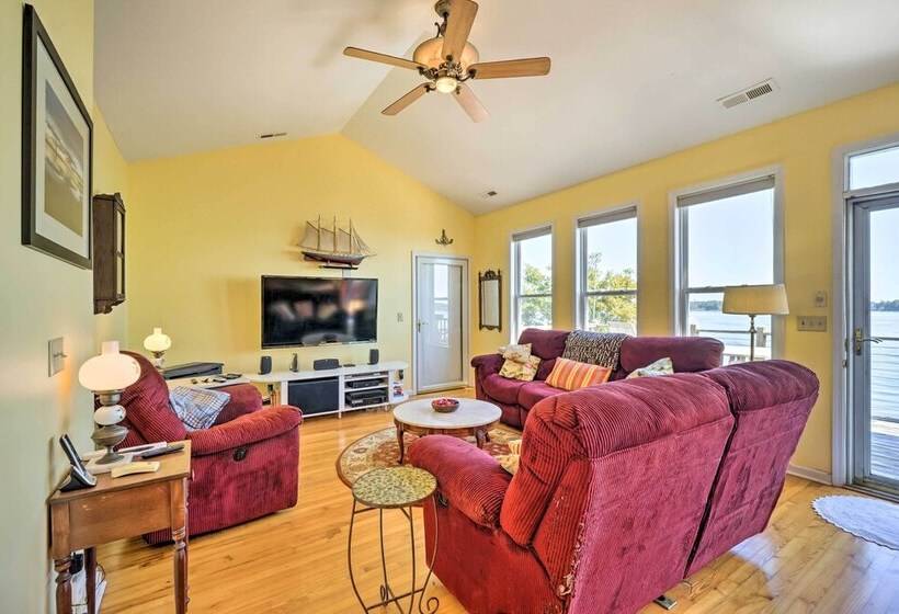 Charming Waterfront Home: Fish, Boat + More!