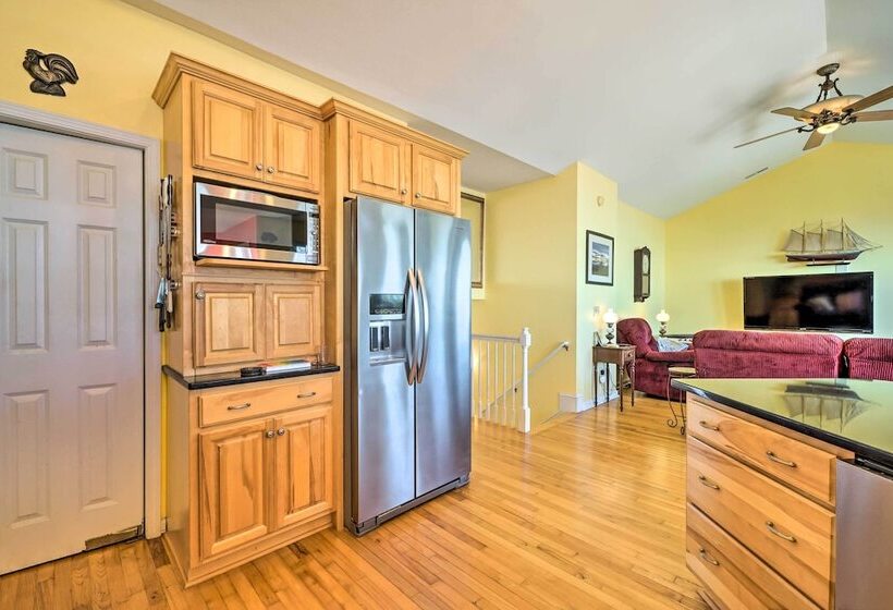 Charming Waterfront Home: Fish, Boat + More!